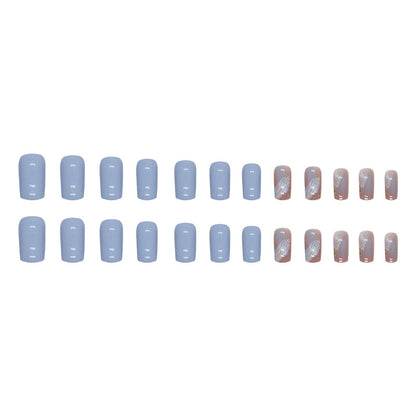 Uñas postizas cuadradas de longitud media en tonos azules que realzan el blanco 