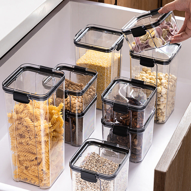 Contenedor sellado, plástico transparente apto para uso alimentario. 