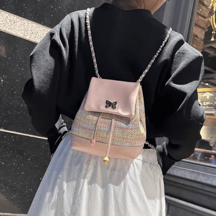 Mochila pequeña tejida estilo Chanel 