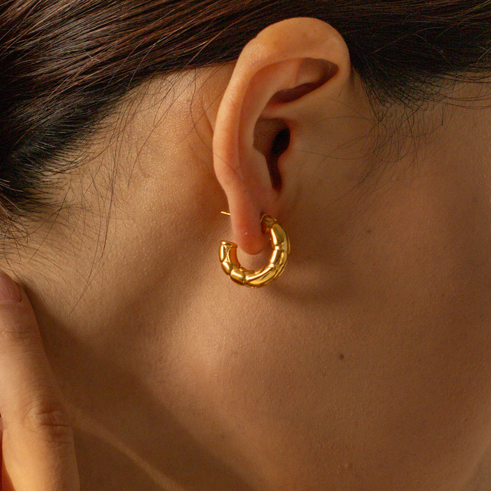 Thick C-shaped earrings with embossed snake print