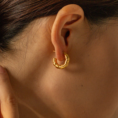Thick C-shaped earrings with embossed snake print