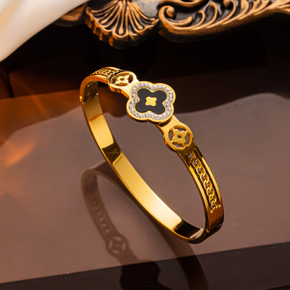 Pulseira oca com letras de trevo da sorte em aço titânio 