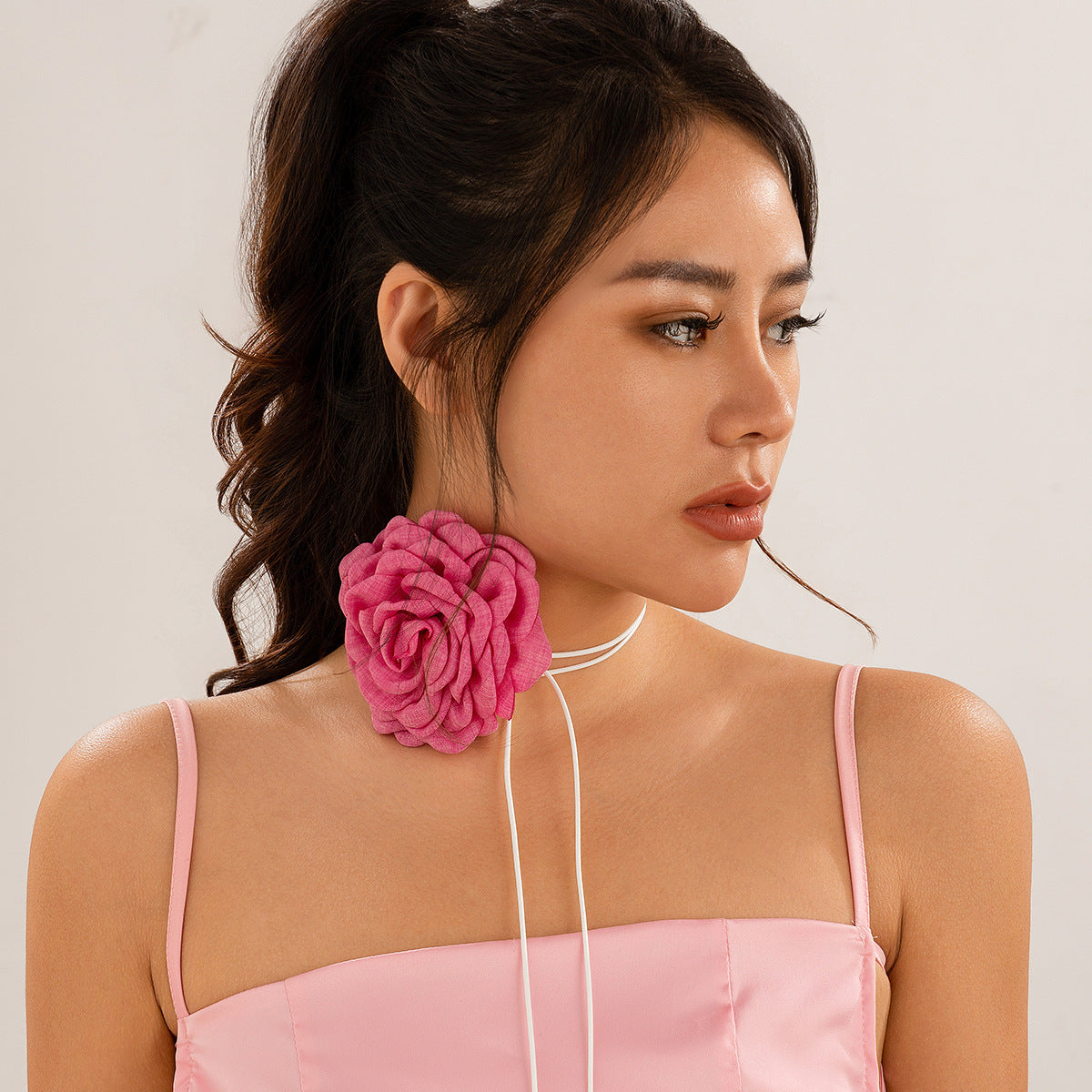 Collar de hilo encerado de cuero con flor de rosa roja 