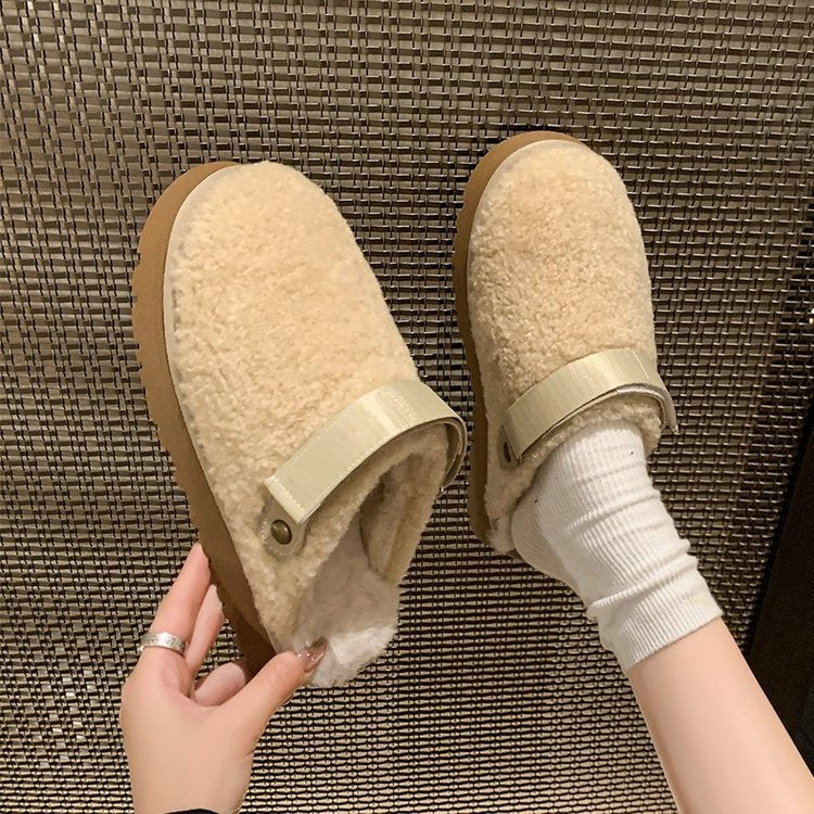 Two Internet celebrity slippers