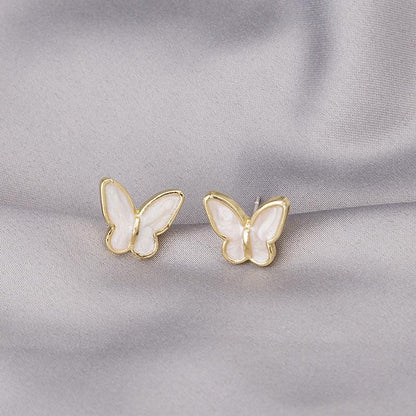 Pendientes de botón con alas de mariposa que gotean aceite blanco 