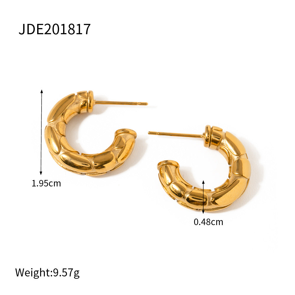 Thick C-shaped earrings with embossed snake print