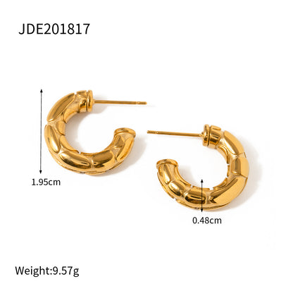 Thick C-shaped earrings with embossed snake print