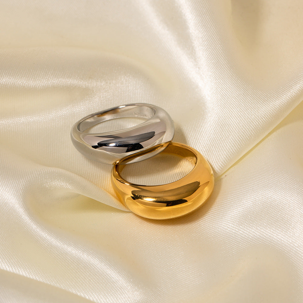 Anillo de acero de titanio curvo redondo liso 