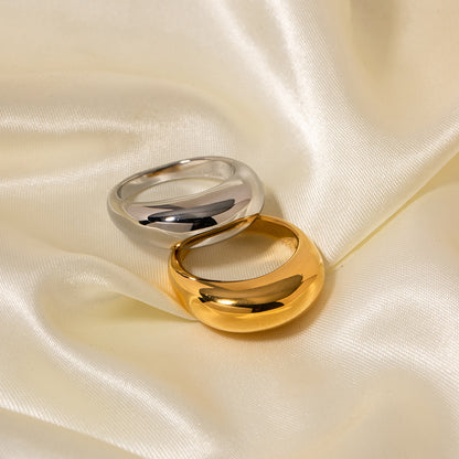 Anillo de acero de titanio curvo redondo liso 