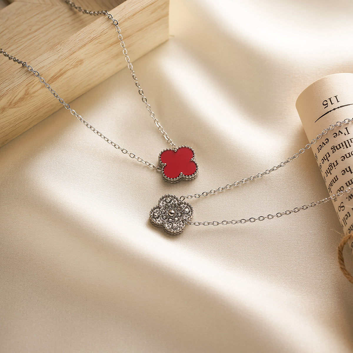 15mm 18K Gold Double-Sided Clover Necklace — Flower & Diamond on Grooved Collarbone Chain