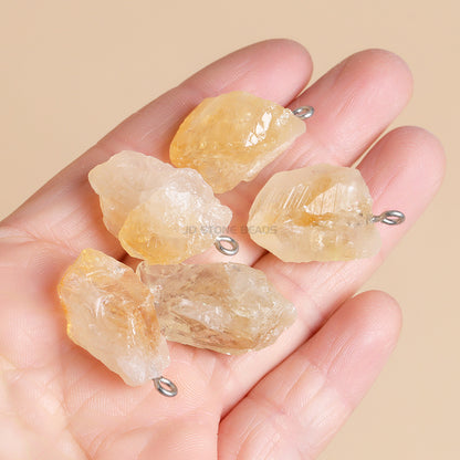 Colgante de piedra rugosa con tira larga de cristal blanco. 