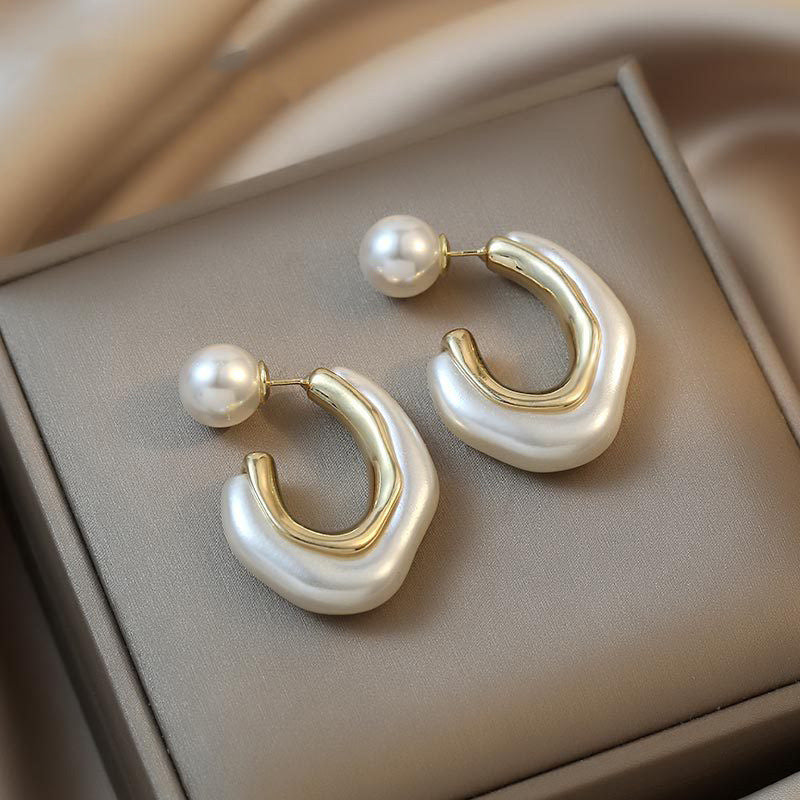 Pendientes de perlas irregulares blancas en forma de C 