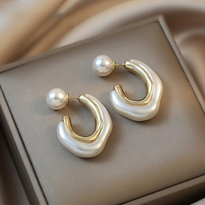 Pendientes de perlas irregulares blancas en forma de C 
