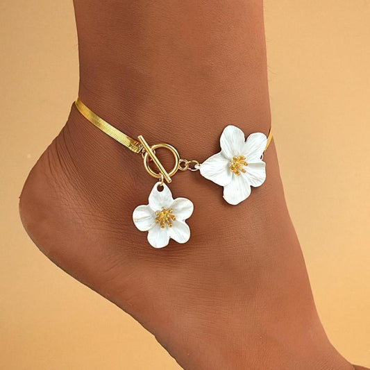 Tobillera con cadena de serpiente y flores blancas 