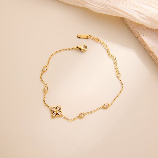 White Diamond Four-Leaf Clover Bracelet — Women's Light Luxury