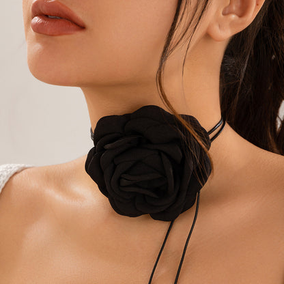 Collar de hilo encerado de cuero con flor de rosa roja 