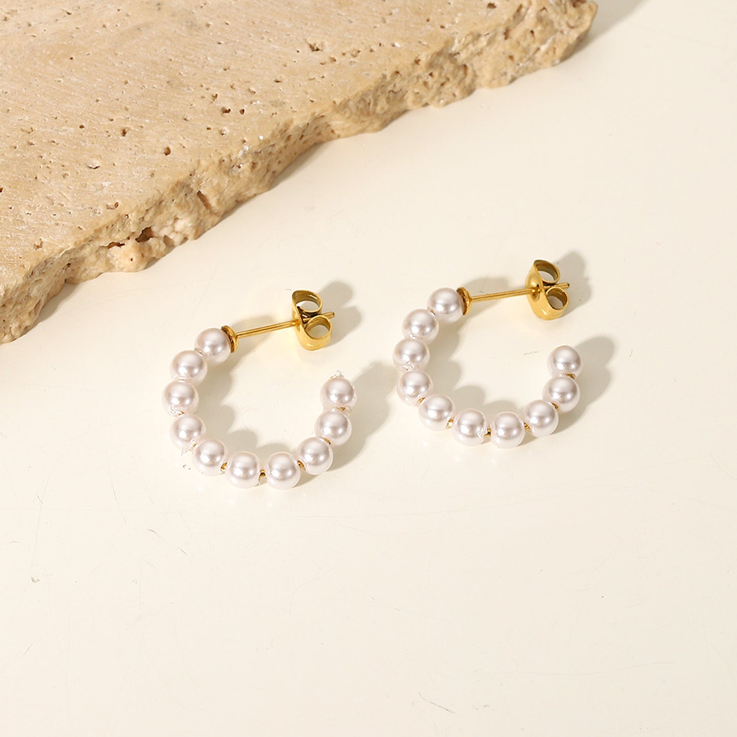 Pendientes de perlas en forma de C 