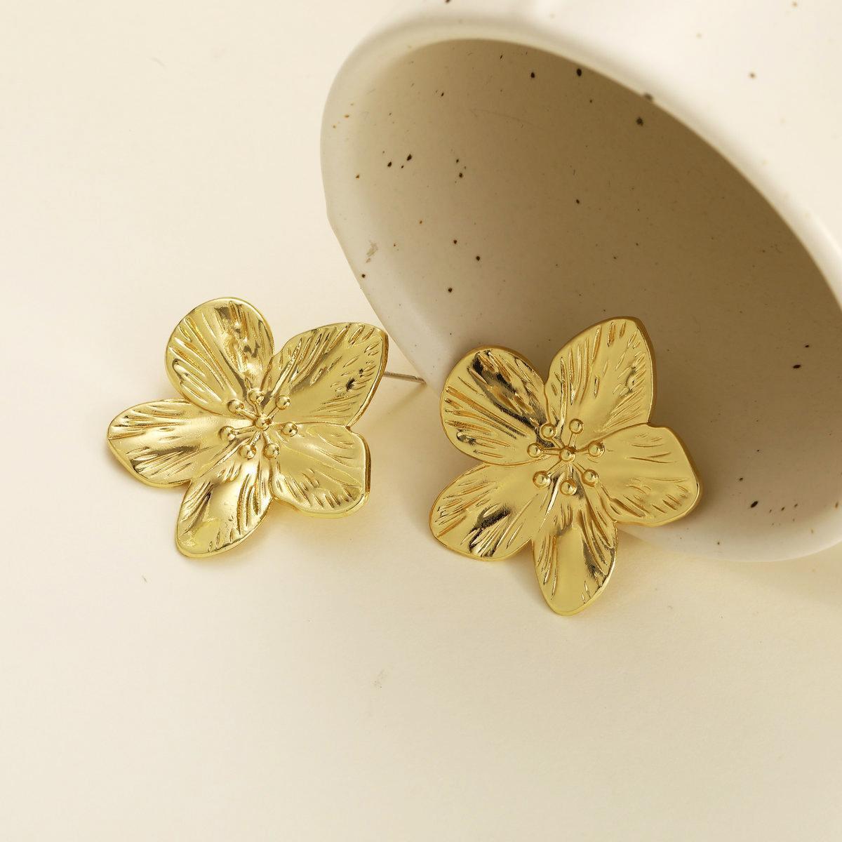 Petal stud earrings