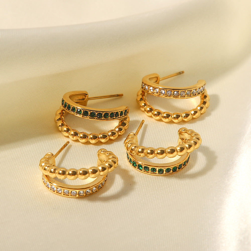 Los pendientes con forma de C y diamantes de imitación son versátiles 