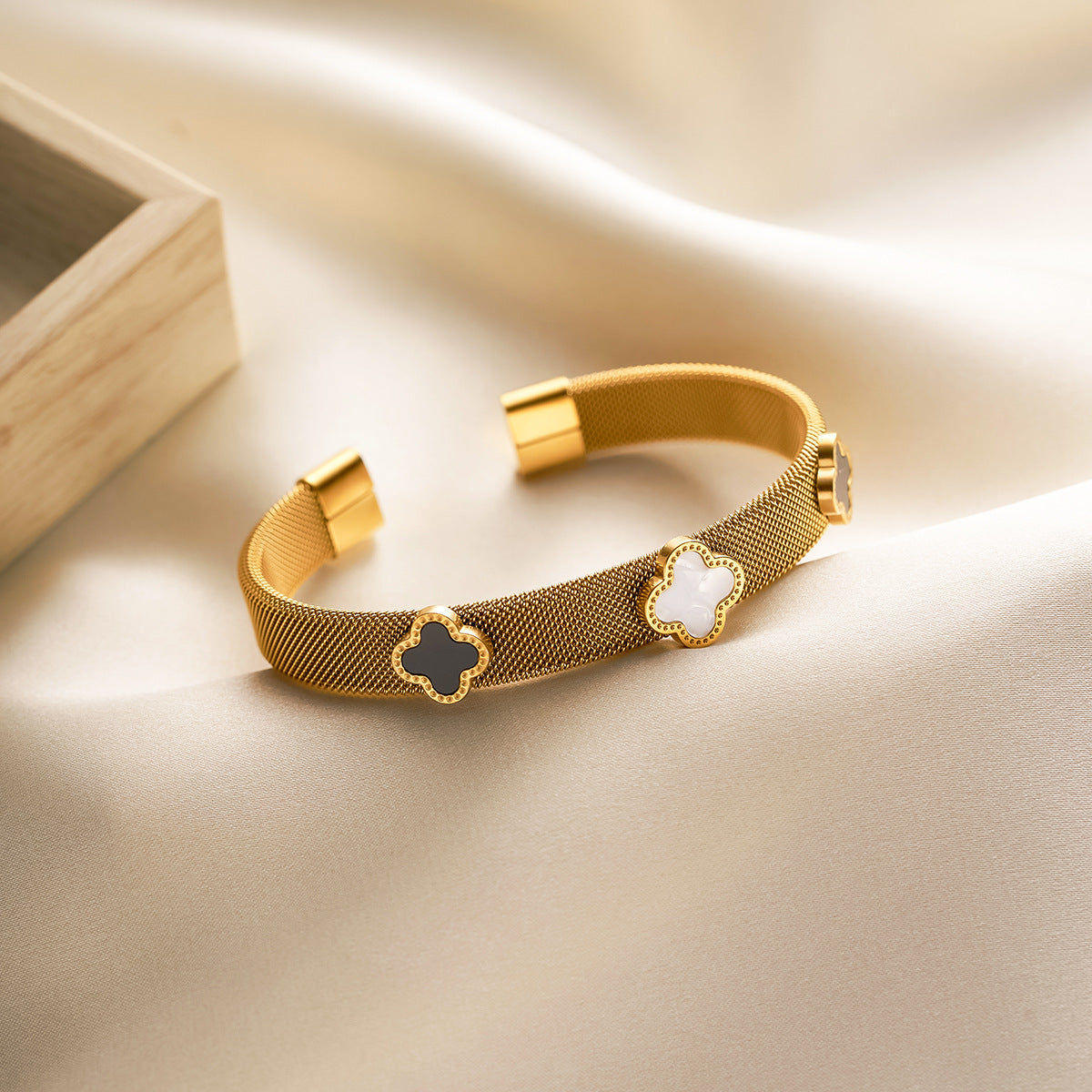 Women's Stainless Steel Mesh Bracelet — Four-Leaf Clover with Shell Inlay, Gold/Black & White, Non-Fading