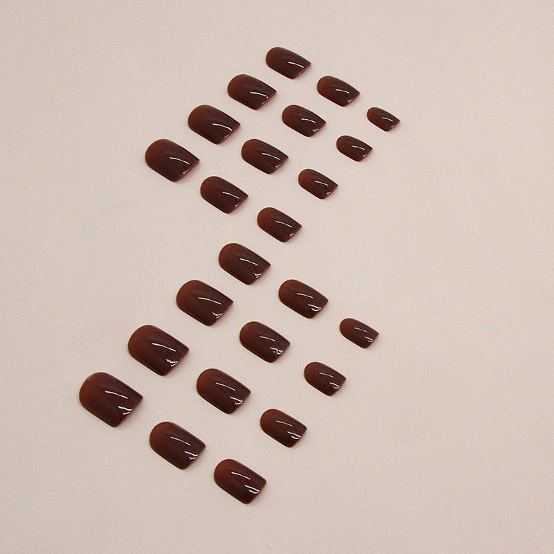 Uñas postizas de color marrón rojizo para usar en otoño/invierno 