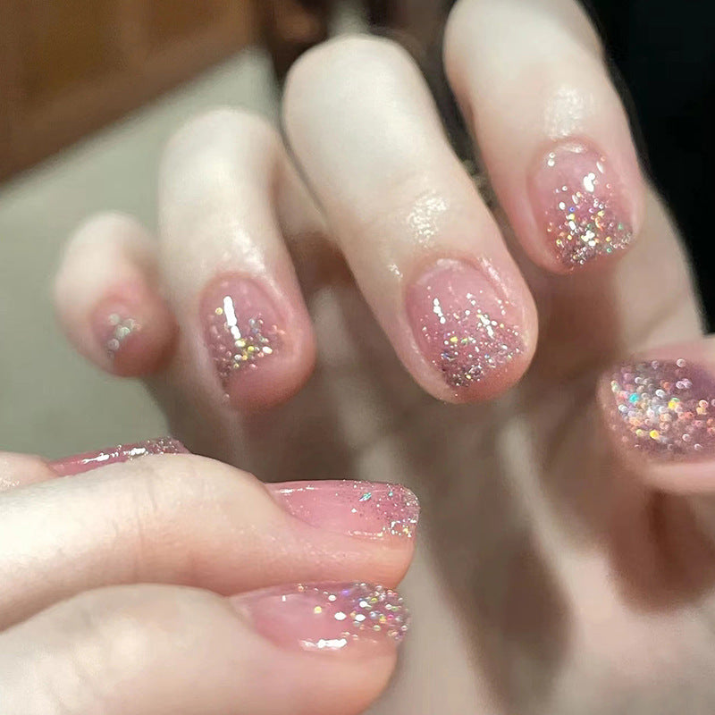 Uñas cortas con efecto espejo y brillo en color rosa 