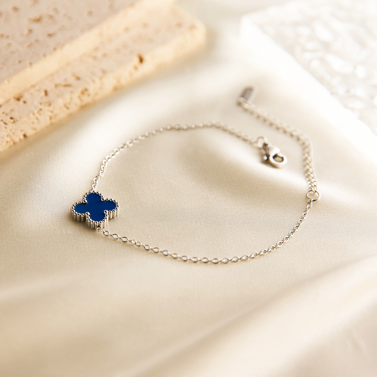 15mm 18K Gold Double-Sided Clover Necklace — Flower & Diamond on Grooved Collarbone Chain