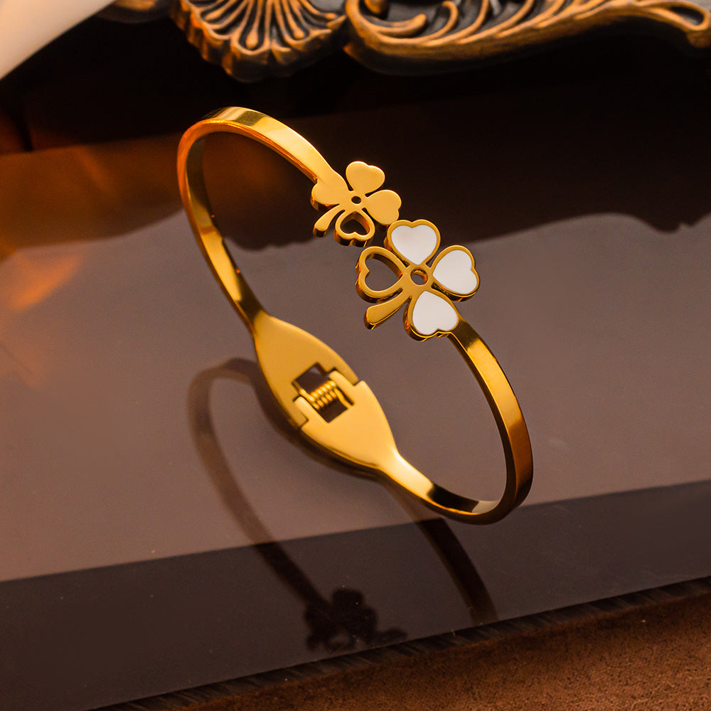 Pulsera de titanio con trébol de oro rosa 