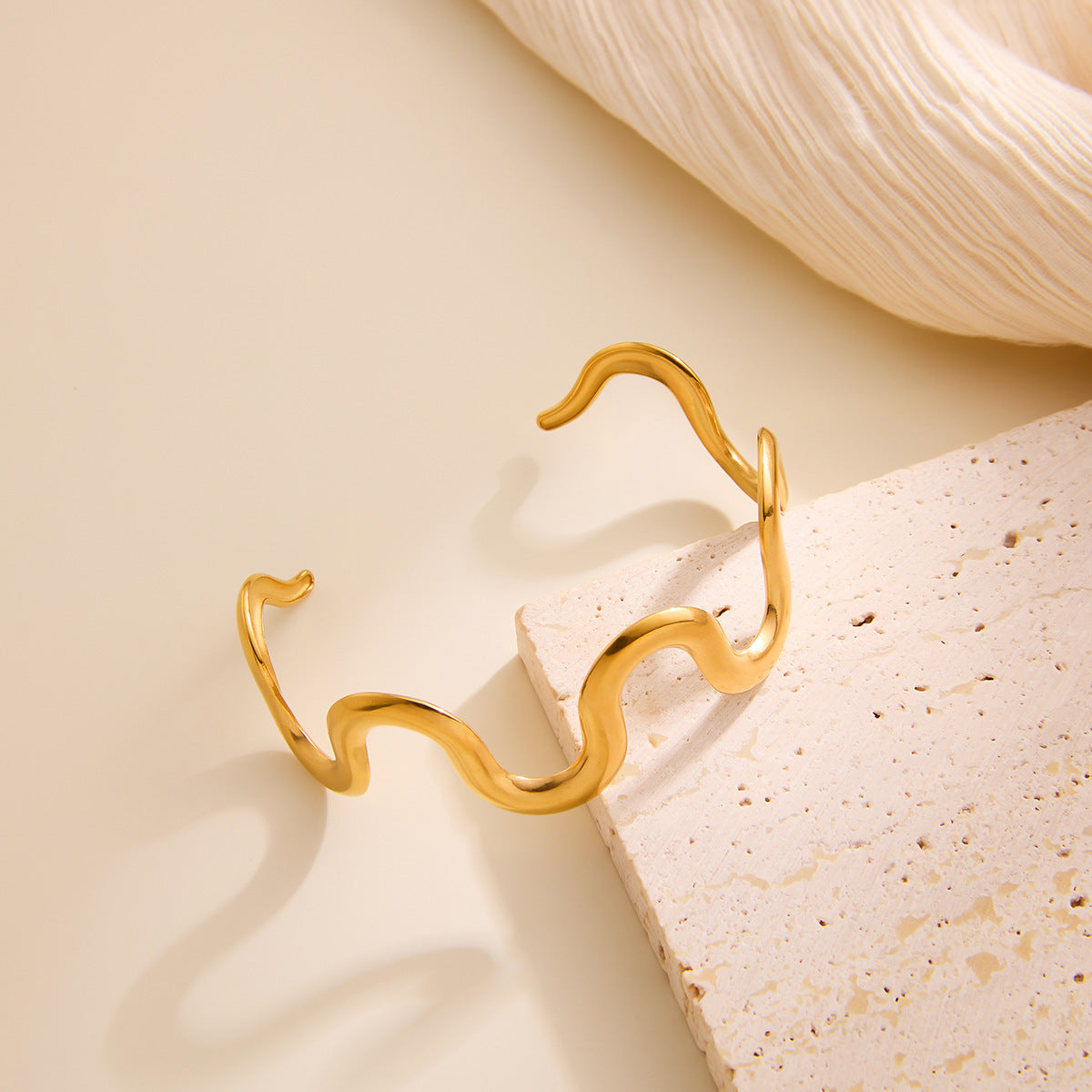 18K Gold Wavy Necklace & Bracelet Set