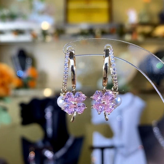 Pendientes de perlas con forma de flor de cuatro hojas de cristal violeta 