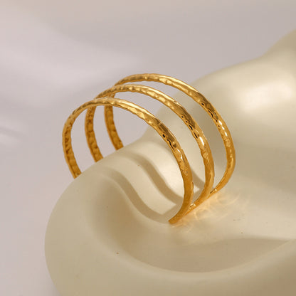 Pulsera abierta martillada de tres capas 