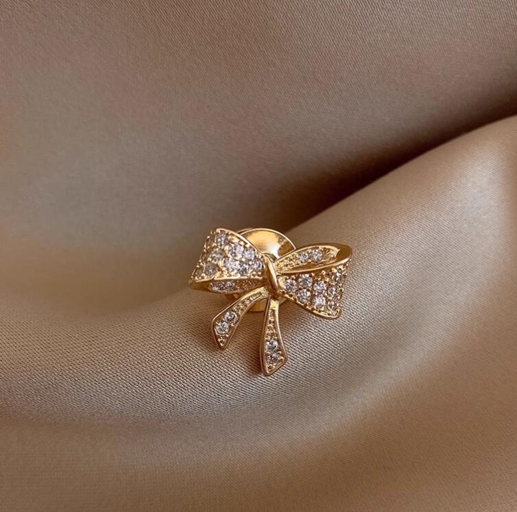 High-end brooch with slightly inlaid bow