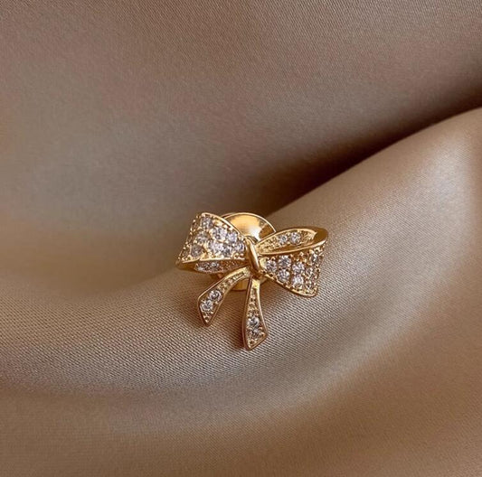 High-end brooch with slightly inlaid bow