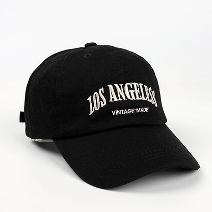 Gorra bordada con letras vintage 