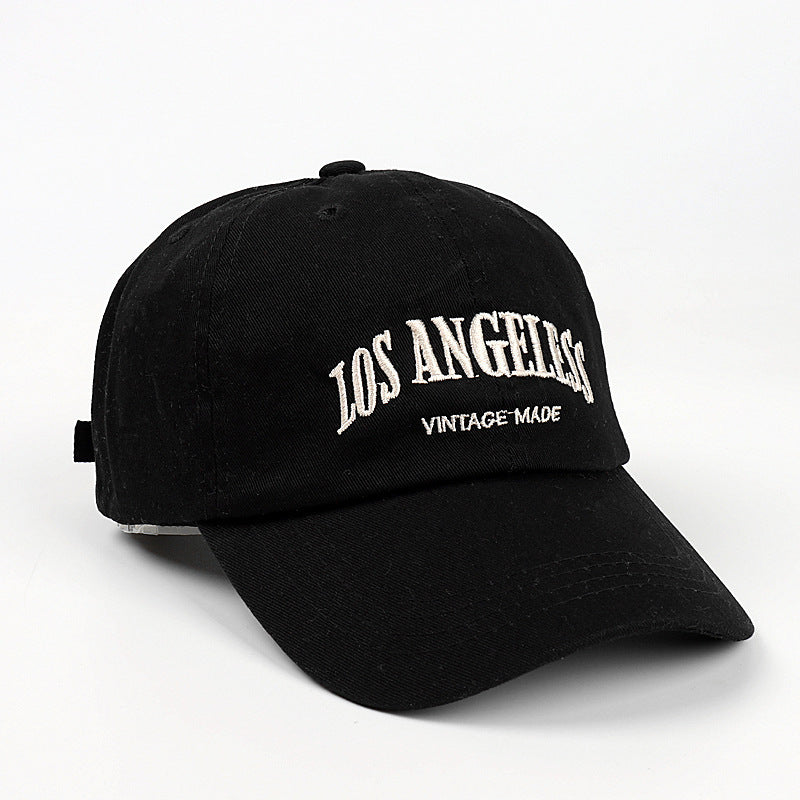 Gorra bordada con letras vintage 