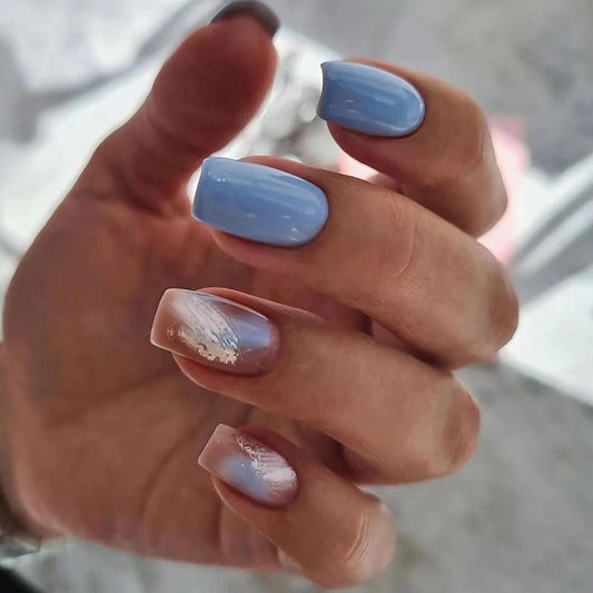 Uñas postizas cuadradas de longitud media en tonos azules que realzan el blanco 