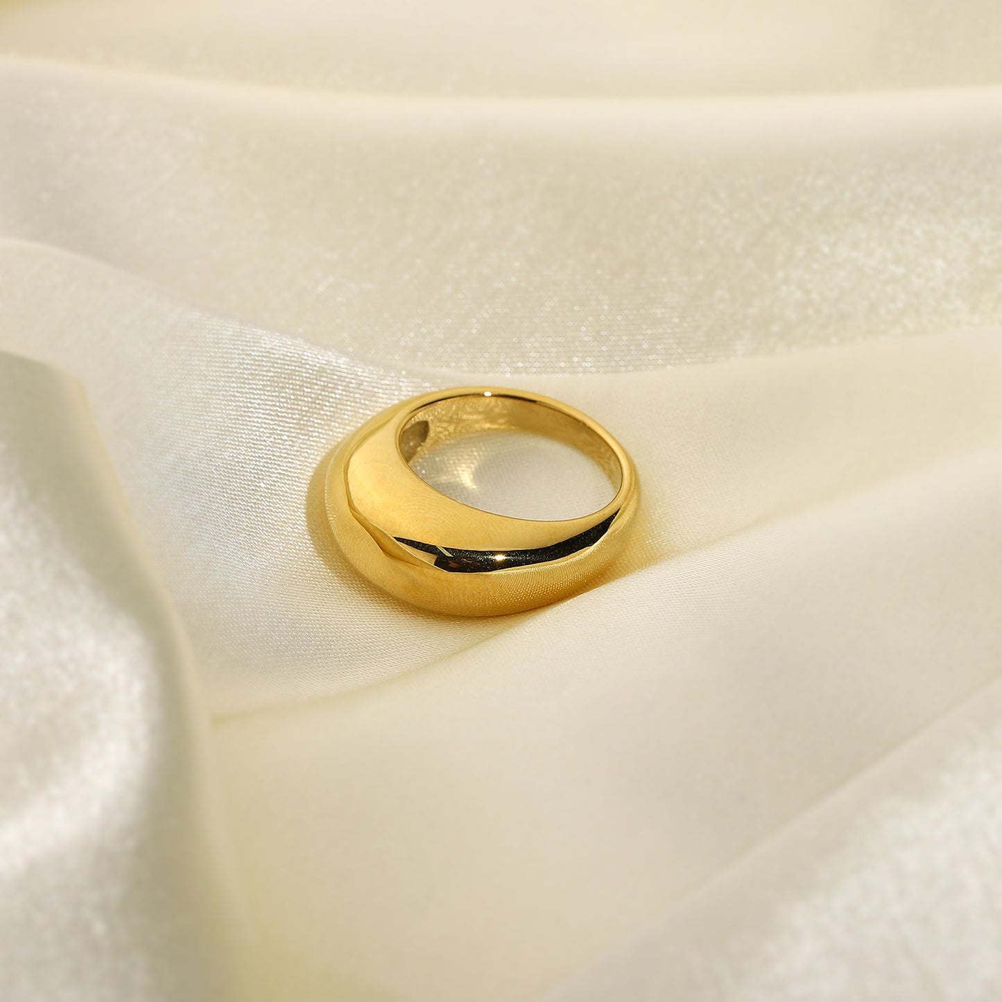 Anillo de acero de titanio curvo redondo liso 