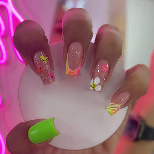 Uñas con forma de corazón y cuadros escoceses multicolores del arcoíris 