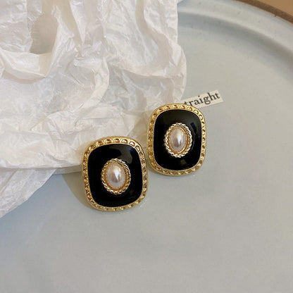 Square pearl earrings niche