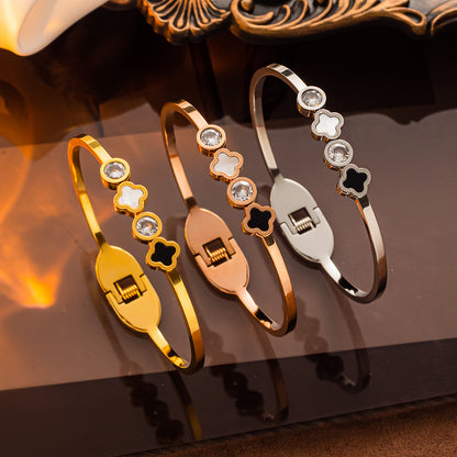 Elegante pulseira de trevo de aço inoxidável com diamantes 