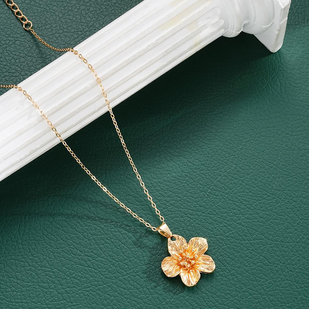 Pleated Flower Pendant Necklace
