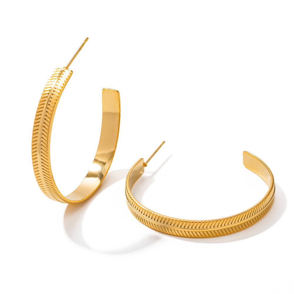 C-shaped geometric hoop earrings
