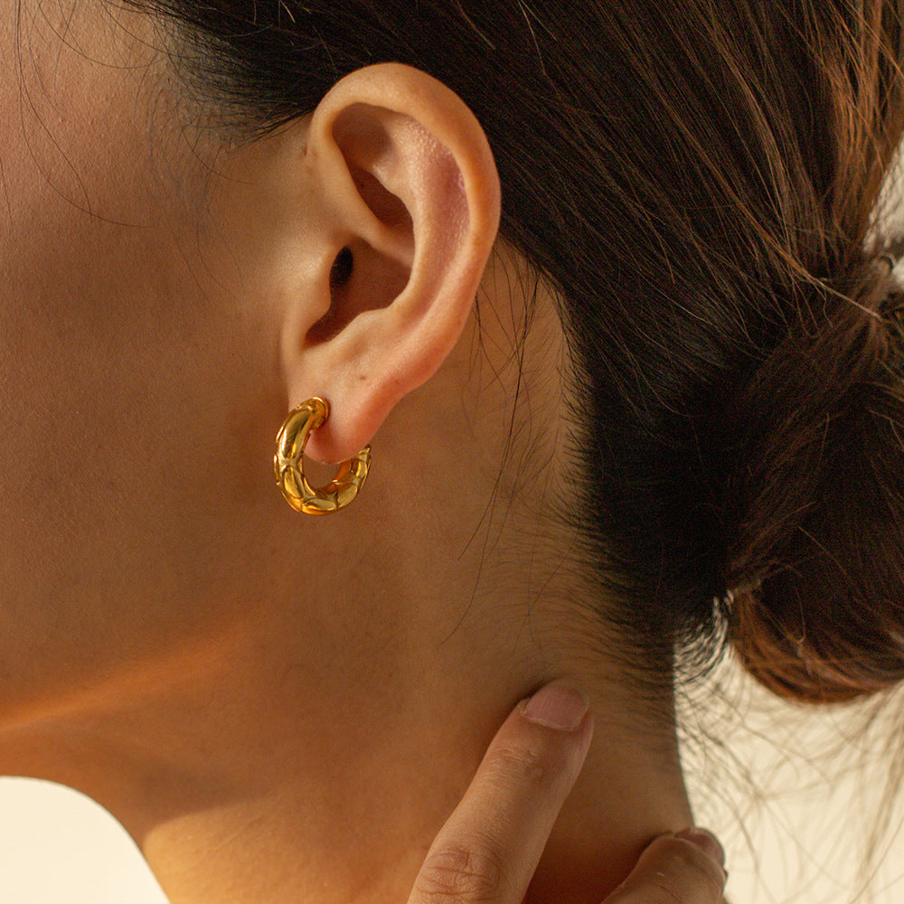 Thick C-shaped earrings with embossed snake print