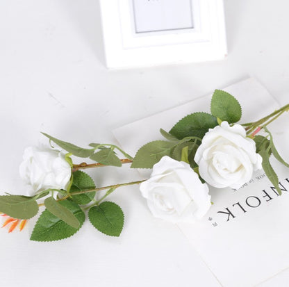 flores artificiales blancas 